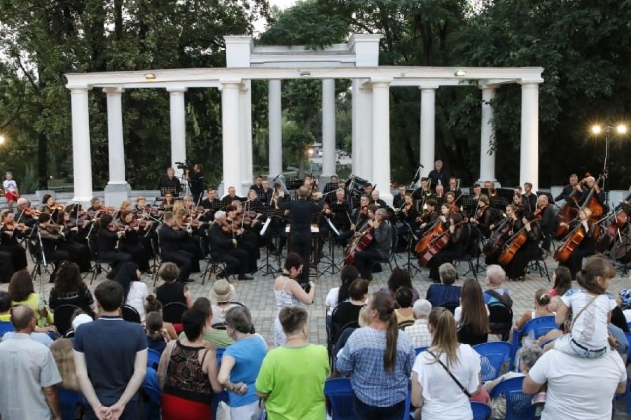 Концерт краснодар май 2022. Оркестр в парке Краснодар. Концерт в парке. Оркестр в городском саду. Концерт променад.