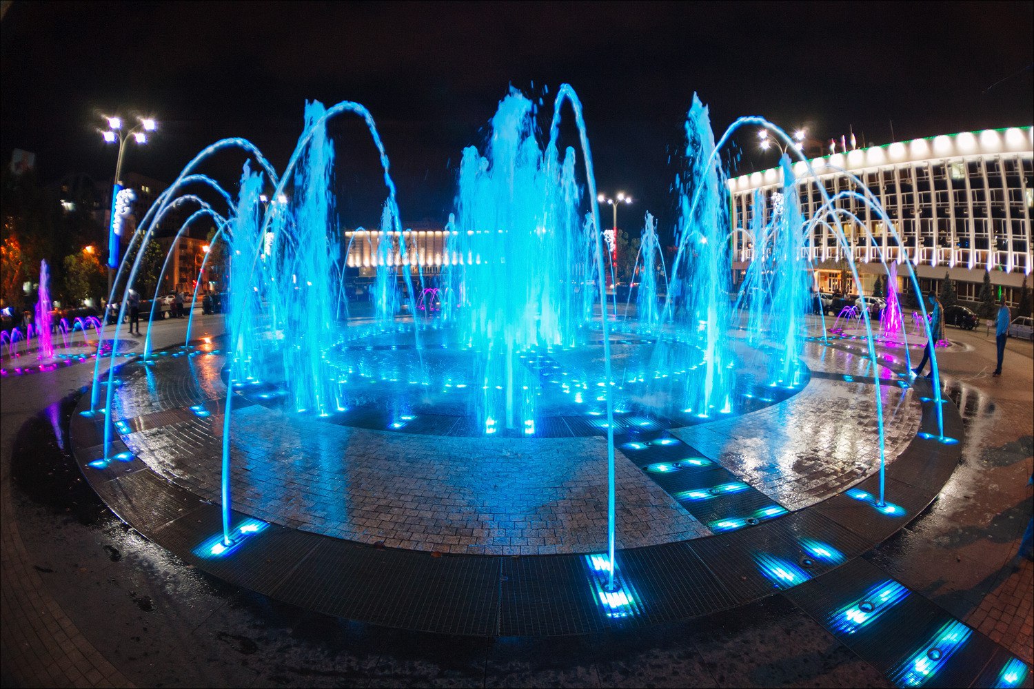 Поющий фонтан в Краснодаре на театральной площади